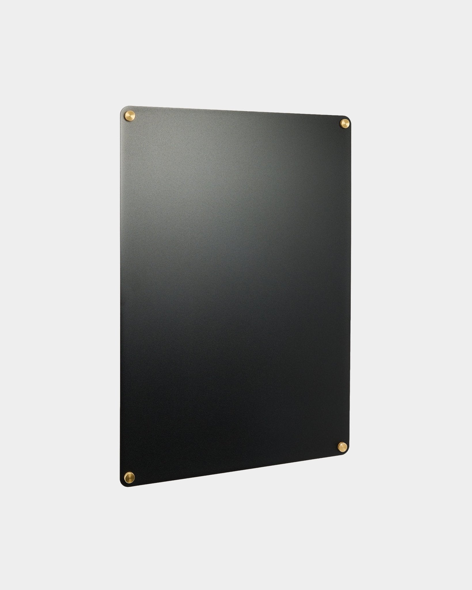 Large black Norr Quadro Magnético da WoodUpp, parte da coleção de acessórios CREATE, montado numa parede cinzento-claro.